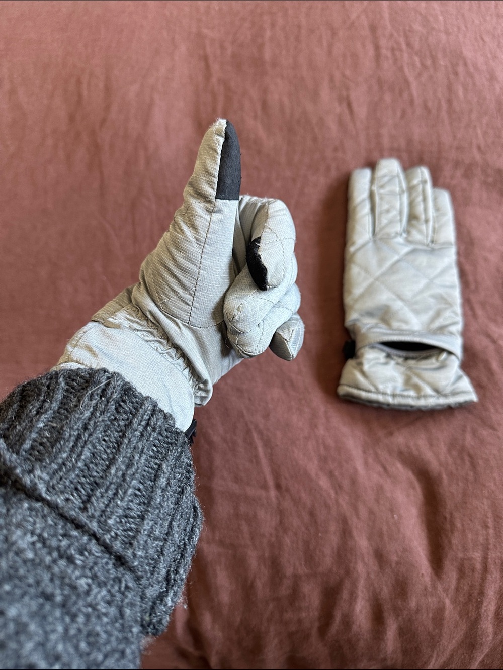 Eddie Bauer Quilted Silver Warm Gloves. 2 Hidden zip pockets & Touchscreen tech - Picture 10 of 16